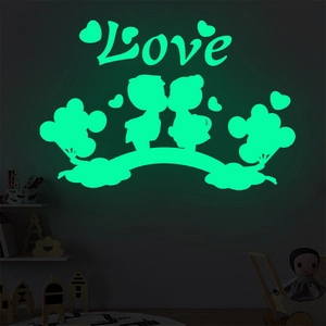 Stickers muraux fluorescents avec couple romantique et cœurs vert fluo dans le noir