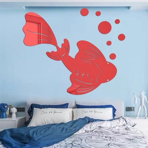 Dettaglio dello specchio da parete a forma di carpa koi rossa con adesivi a bolle