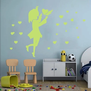 Sticker mural lumineux silhouette fille avec cœur ailé pour décoration de chambre enfant