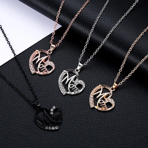 Collier Pendentif Coeur Mom pour Femmes Alliage Strass Lettre Mom Collier Coeur Creux Fête des Mères Bijoux de Mode Cadeau