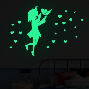 Sticker mural lumineux montrant une silhouette de fille et des cœurs verts dans le noir