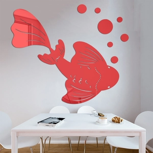 Dettaglio macro di adesivi murali a specchio carpa koi in acrilico rosso per la sala