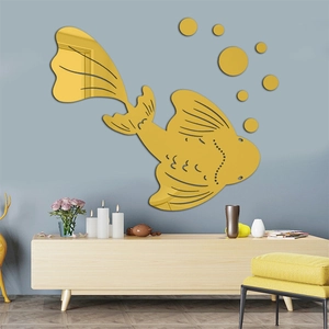 Dettaglio degli adesivi murali a specchio carpa koi dorata in acrilico su muro blu