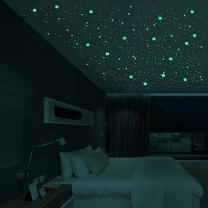 Leuchtende Stern- und Punkt-Wandaufkleber für einen leuchtenden Sternenhimmel im Schlafzimmer