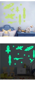 Leuchtende Raketen-Wandsticker für Kinderzimmer in Tag- und Nachtansicht im Vergleich