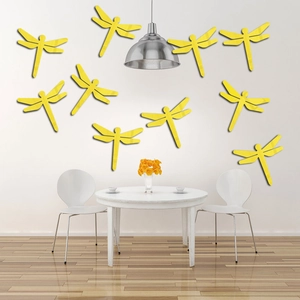 Vista detallada de pegatinas de pared de libélula 3D amarillas en una sala de estar moderna