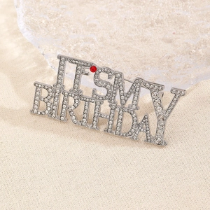 Broche en strass étincelants avec lettrage IT'S MY BIRTHDAY et accent rouge