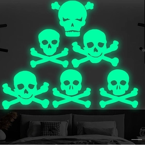 Adesivi murali teschio verde fluorescente in una camera da letto per Halloween