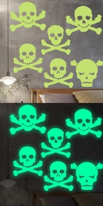 Vista macro di adesivi murali a teschio luminosi con contrasto tra giorno e luce neon verde