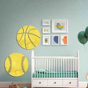 Gros plan d'autocollants muraux miroirs en acrylique jaune motif basket et baseball