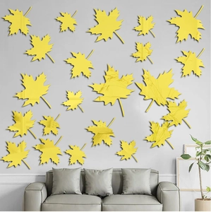 Détail macro de stickers muraux miroir feuille d'érable jaune avec réflexion pour salon