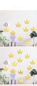 Détail de stickers muraux miroirs couronne jaunes en acrylique réfléchissant pour chambre