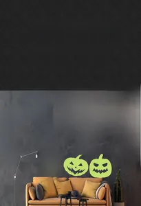 Stickers muraux citrouille et fantôme d'Halloween brillants dans le salon sombre