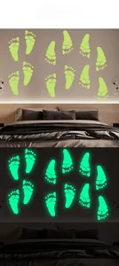 Stickers muraux empreintes lumineuses montrant l'effet jour et nuit dans une chambre à coucher