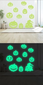 Autocollants muraux Halloween lumineux montrant l'effet fluorescent de citrouille
