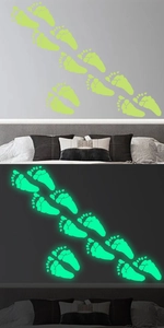 Stickers muraux empreintes lumineuses montrant l'effet brillant de jour et de nuit