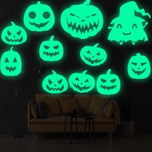 Stickers muraux citrouille d'Halloween luminescents brillant dans un salon sombre