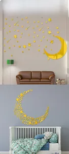 Vue détaillée des stickers muraux lune et étoiles en acrylique doré dans une chambre