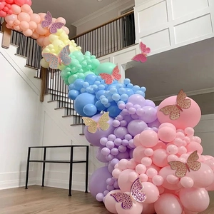 Vista dettagliata degli adesivi murali a farfalla 3D traforati in rosa e viola