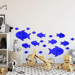 Nahaufnahme von blauen Acryl-Fisch-Spiegelwandtattoos in einem modernen Kinderzimmer