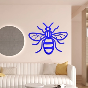 Dettaglio dell'adesivo murale specchiato ape in acrilico blu su parete di un soggiorno