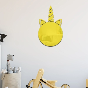 Détail du sticker miroir licorne en acrylique jaune pour décoration de chambre d'enfant