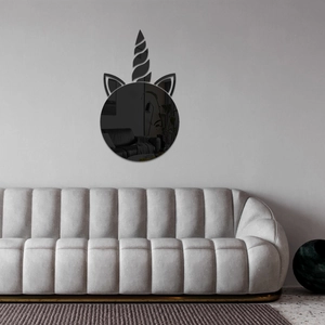 Sticker miroir licorne moderne en acrylique sur un mur de salon gris clair minimaliste