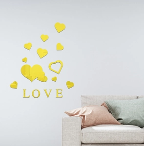 Vista dettagliata degli adesivi murali a specchio a cuore in acrilico giallo con scritte LOVE