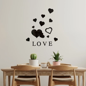 Dettaglio di adesivi murali LOVE cuore in acrilico specchiato 3D su parete minimalista