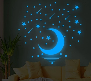 Stickers muraux lumineux avec lune bleue et étoiles dans un décor de chambre sombre