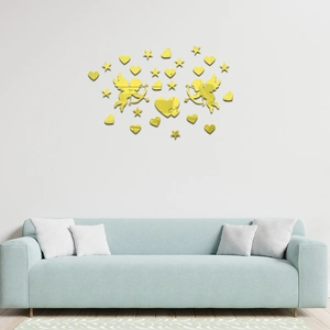 Vue détaillée des stickers muraux en miroir doré avec cupidons et cœurs sur mur blanc