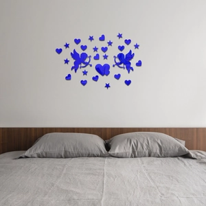 Détail de miroirs muraux en acrylique bleu avec Cupidon et cœurs sur un mur de chambre