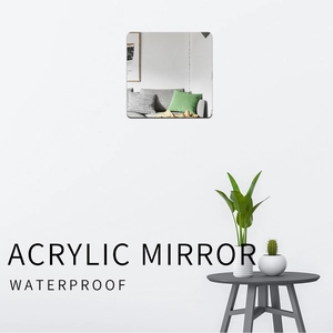 Détail macro du miroir mural acrylique imperméable avec coins arrondis sur mur blanc