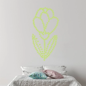 Détail des stickers cœur phosphorescents formant une tulipe sur un mur de chambre