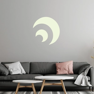 Adesivo murale luna fosforescente sopra un divano moderno in un soggiorno dal design curato