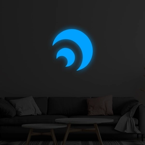 Applique neon LED a tripla luna crescente blu brillante in un soggiorno in stile moderno