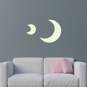 Adesivi murali a forma di luna luminosa su una parete grigia sopra un divano bianco