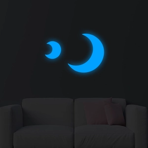 Adesivi murali luna crescente luminosi blu brillante in una camera da letto buia