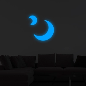 Adesivi murali a forma di luna blu luminosa che brillano in un soggiorno moderno