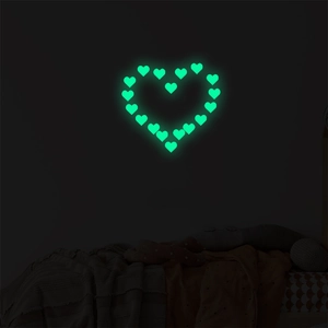 Autocollants muraux lumineux en forme de cœur brillant dans l'obscurité d'une chambre