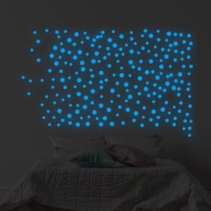 Stickers muraux points bleus fluorescents créant un effet ciel étoilé dans la chambre
