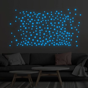 Autocollants muraux à pois bleus phosphorescents décorant un salon moderne