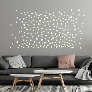 Stickers muraux à points ronds lumineux bleus sur un mur de salon moderne