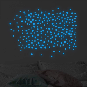 Stickers muraux points bleus lumineux créant un effet ciel étoilé dans la chambre