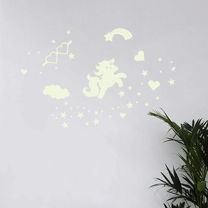 Dettaglio macro di adesivi murali fluorescenti con unicorno e stelle per bambini