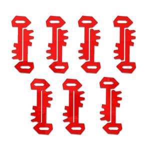 Detalle de siete pegatinas de pared de espejo acrílico rojo con forma de llave decorativa