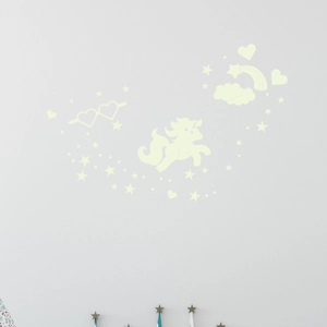 Dettaglio degli adesivi murali luminosi con unicorno e arcobaleno per cameretta bimbi
