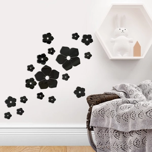Gros plan d'autocollants muraux fleurs miroir en acrylique noir 3D pour le salon