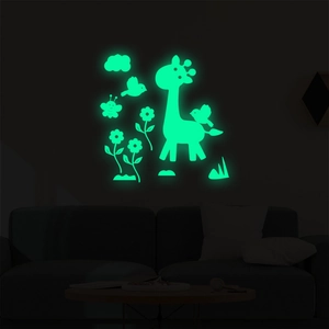 Stickers muraux lumineux avec girafes et oiseaux brillants dans chambre d'enfant