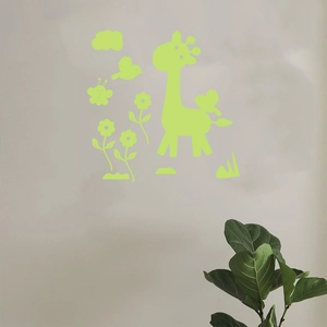 Vue détaillée des stickers muraux lumineux verts avec des girafes et des nuages